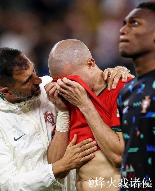 卢库米对小孔塞桑的出格举动:先抱起再重摔倒地 卢库米对小孔塞桑的出格举动:先抱起再重摔倒地